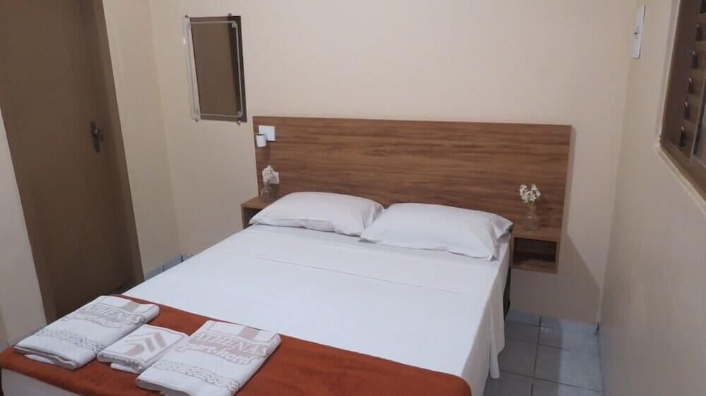 Hotel Oyo Athenas 3*